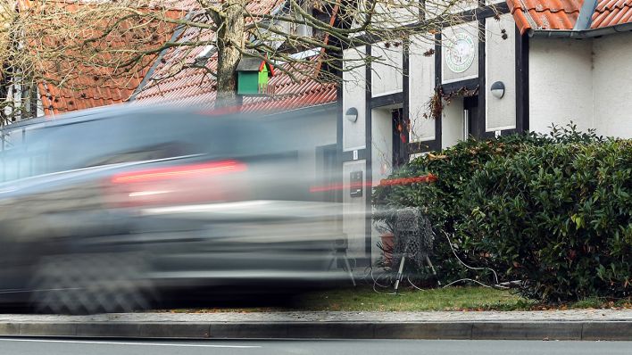 Ein Auto fährt an einem Gastbetrieb in Petersdorf vorbei (Bild: imago images)