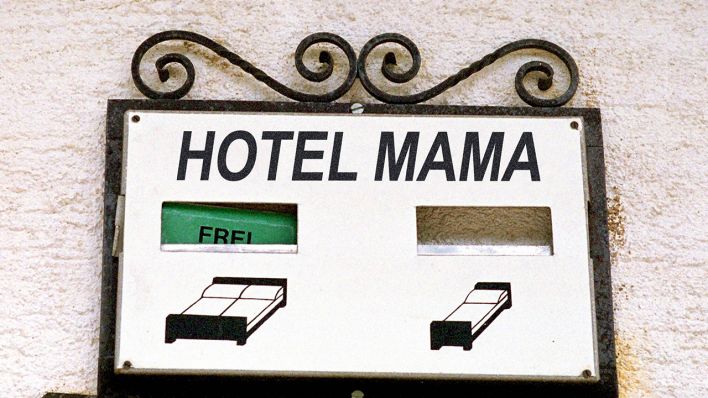 Hotel Mama: Hotelschild zeigt noch freie Doppelbetten