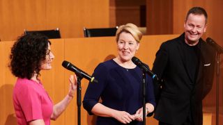 Bettina Jarasch (l-r, Bündnis 90/ Die Grünen), Franziska Giffey (SPD) und Klaus Lederer (Die Linke) beantworten die Fragen der Medienvertreter nach dem ersten Koalitionsgespräch in Berlin. (Quelle: dpa/Annette Riedl)