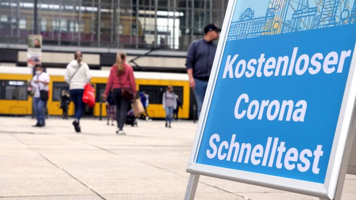 Symbolbild: Kostenlose Bürgertests werden auf dem Berliner Alexanderplatz angeboten. (Quelle: imago images/S. Gudath)