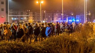 Demonstranten treffen sich zu einem nicht angemeldeten «Spaziergang» in der Innenstadt, um gegen die Corona-Maßnahmen zu protestieren. (Quelle: dpa/Frank Hammerschmidt)