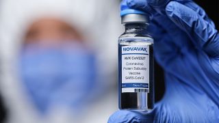 Symbolbild: Die Phiole mit dem Impfstoff "Novavax" wird in die Luft gehalten (Bild: dpa/Tomislav Miletic)