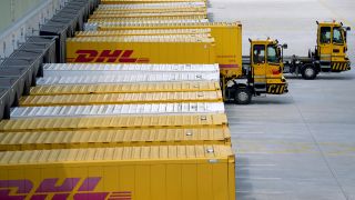 Die Deutsche Post DHL hat am Mittwoch das erste Mega-Paketzentrum in Ostdeutschland in Luwigsfelde (Brandenburg) in Betrieb genommen. (Quelle: dpa/Michael Sohn)