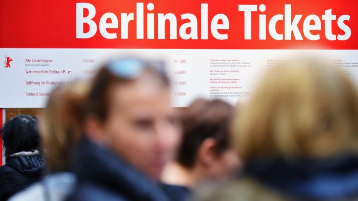 Archivbild:Menschen warten vor einem Ticketschalter am 17.02.2020, um Karten für die Berlinale zu kaufen.(Quelle:dpa/S.Wurtscheid)