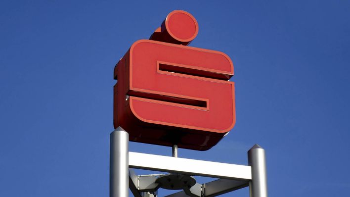Logo einer Sparkasse (Quelle: www.imago-images.de/Sascha Steinach)